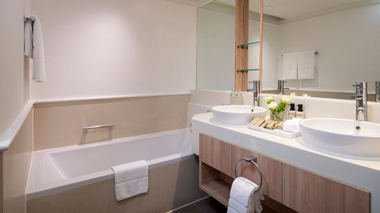 Deluxe Room - Bathtub