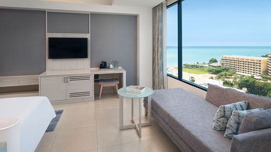 Deluxe Ocean View - King & Sofa